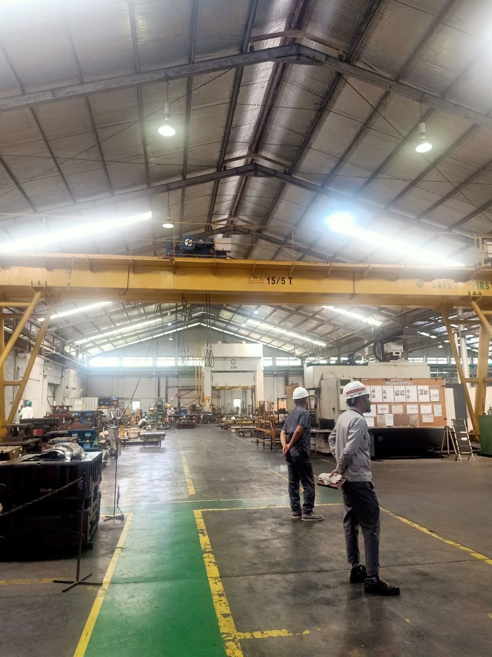 Electric gantry crane lifting operation