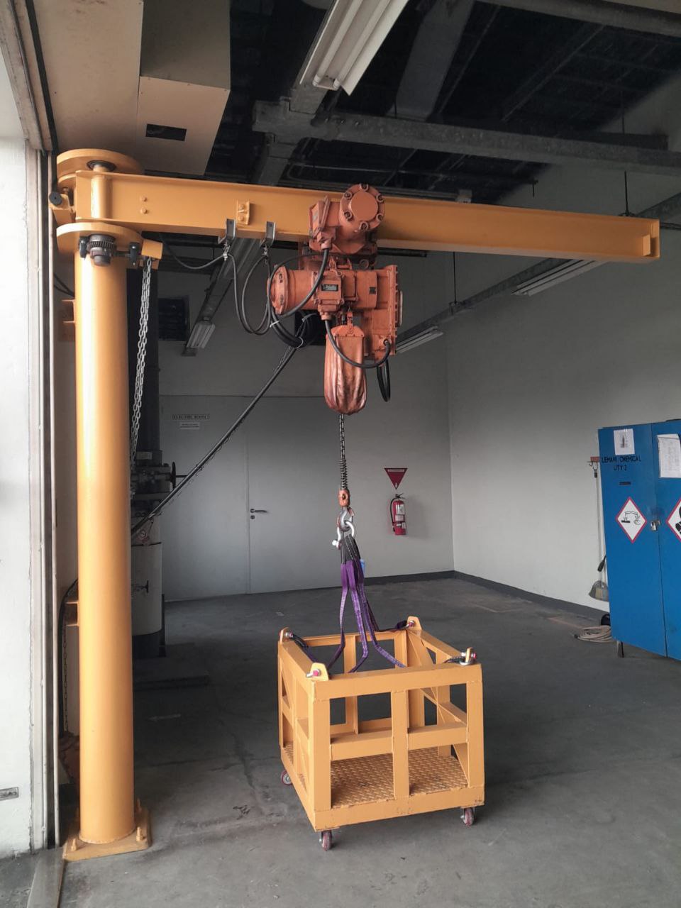 Industrial jib crane installation by FRIOX